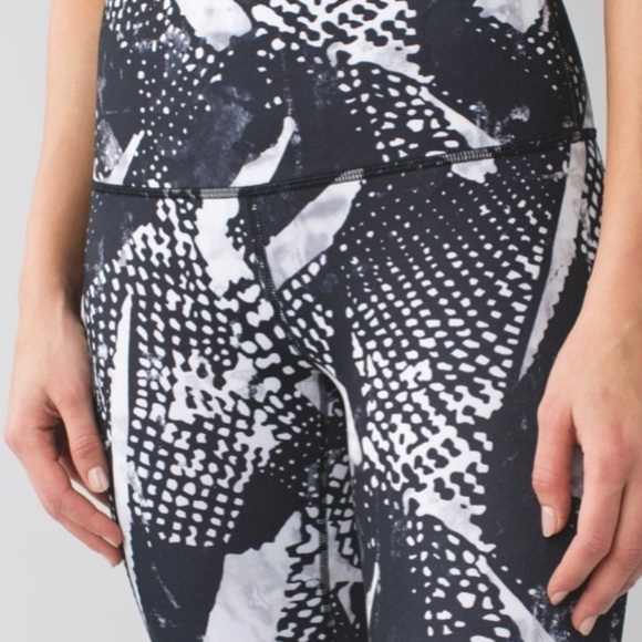 🖤 Lululemon Black & White Leggings 🖤 - Picture 8 of 8